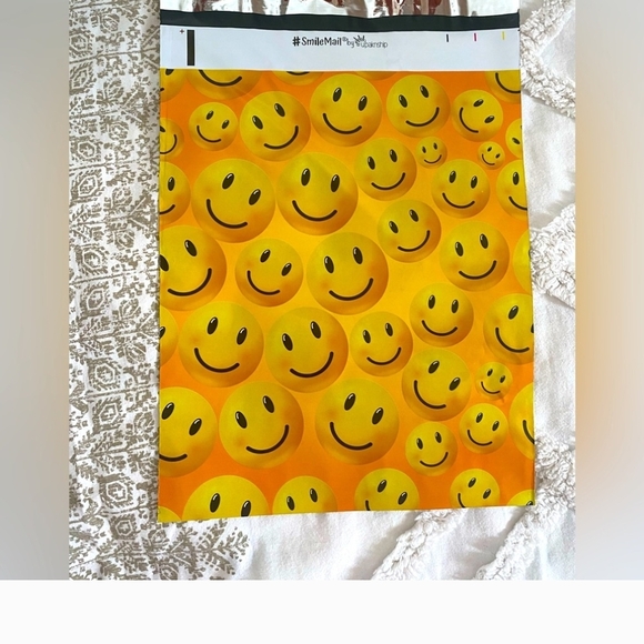10 Count Yellow Smiley Face Poly Mailer's 10"x13" Nee - Picture 2 of 2